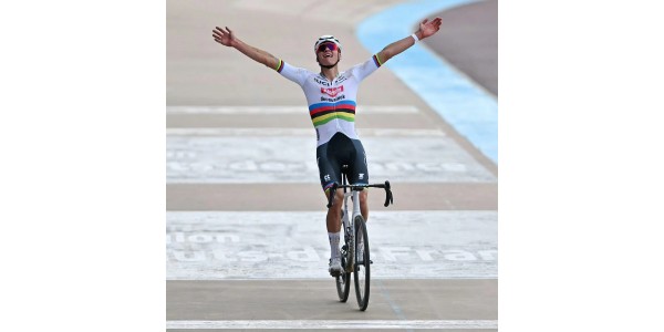 Van der Poel, de zelfracekoning die schittert in Parijs-Roubaix Van der Poel, de zelfracekoning die schittert in Parijs-Roubaix